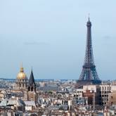 Париж в центре города на голубом небе