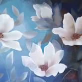 Белые цветы на голубо-синем фоне