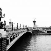 Черно-белый мост в Париже