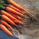 Морковь на деревянном фоне