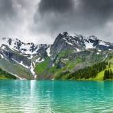 Тихое озеро в горах