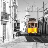 Желтый трамвай на чб улице