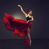Балерина в красном платье
