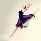 Изящный прыжок балерины