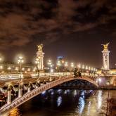 Освещенный мост в Париже